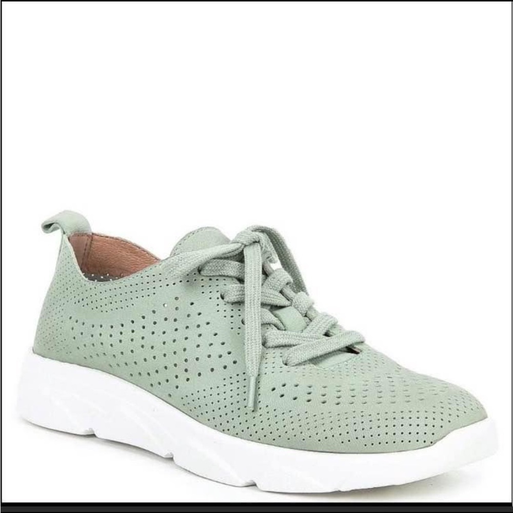 New Women’s Antonio Milani size 8 soft leather Perforated Lace-Up Sneaker - Mint